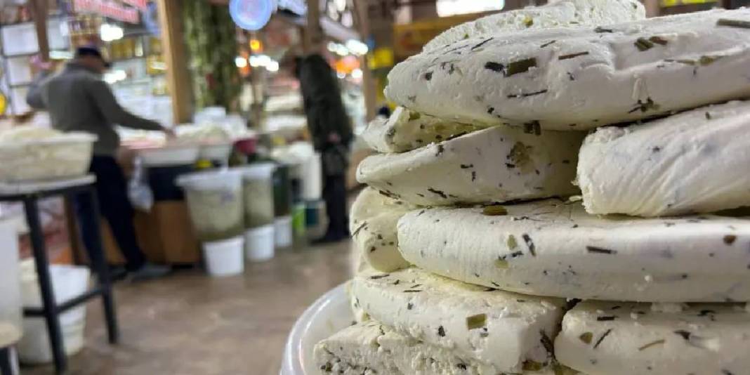 Sezon erken açıldı, yağışlar bereket getirdi! Taze otlu peynir 400 TL’ye tezgahta 5